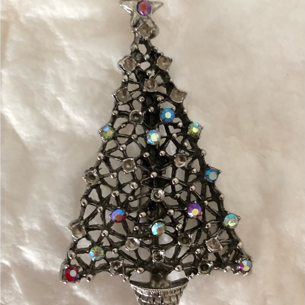 Silvertone Christmas tree brooch With multicolored ‘jewels’